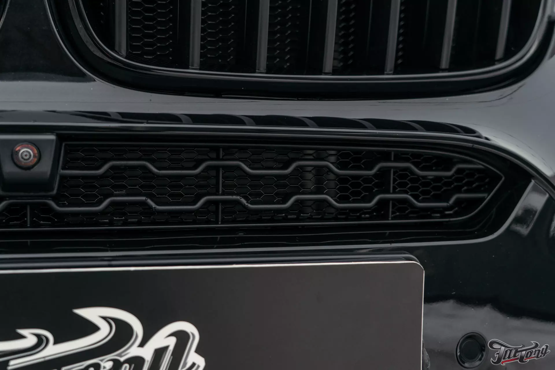 BMW X6. Перетяжка потолка в алькантару. Установка дополнительных сеток в бампер